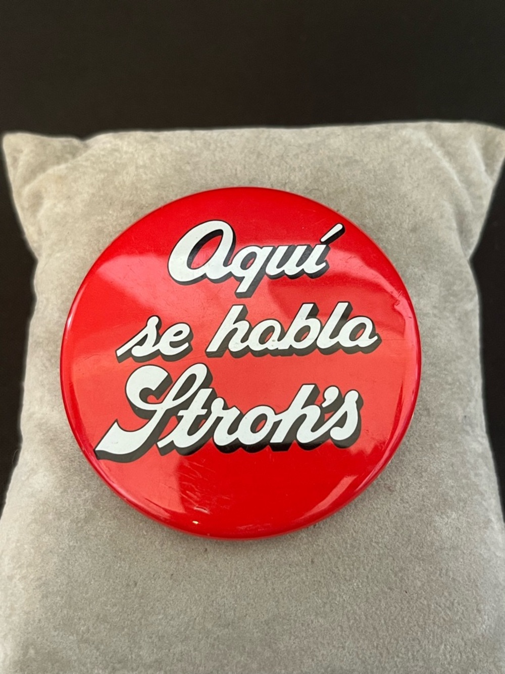 Red 'Aquí se habla ' Pin Button
